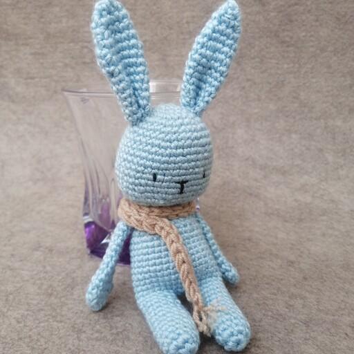 عروسک دستبافت خرگوش کوچولو، رنگ آبی کمرنگ، با استفاده از نخ با کیفیت خوب 
