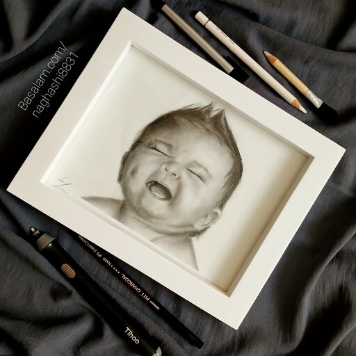 نقاشی سیاه قلم چهره کودک بسیار  دوست داشتنی و زیبا 