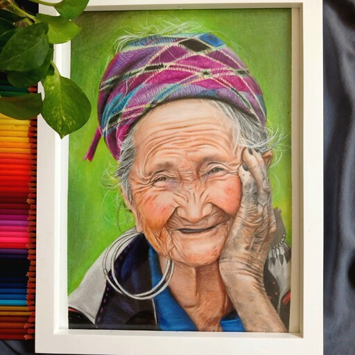 نقاشی با تکنیک مدادرنگی طرح پیر زن بسیار زیبا در سایز a3
