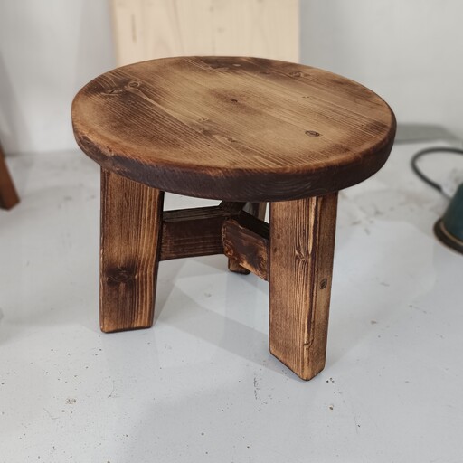 صندلی چوبی کوچک برای استفاده نشستن و استند . استفاده شده از مرغوبترین چوب کاج 