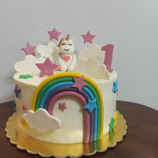 کیک خامه ای . کیک خانگی  همراه  فیلینگ موز و گردو    تزیین  عروسکی مخصوص تولد کودکان   .تاپر فوندانتی یونیکرنی 