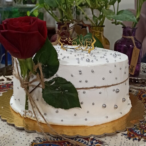 کیک خامه ای  کیک تولد  با بهترین و مرغوب ترین مواد     آماده شده   با تزیین گل طبیعی  و مروارید خوراکی   