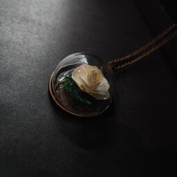 گردنبند رو مانتویی گل رز سفید 