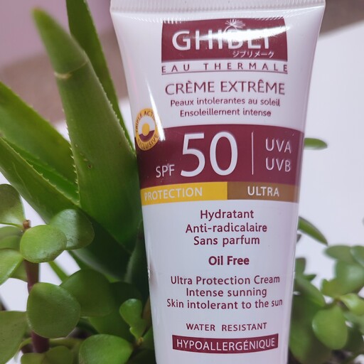 ضدآفتاب رنگی فاقد چربی spf50 (GHIBLI)جیبلی محافظت عالی در برابر اشعه های مضر خورشید