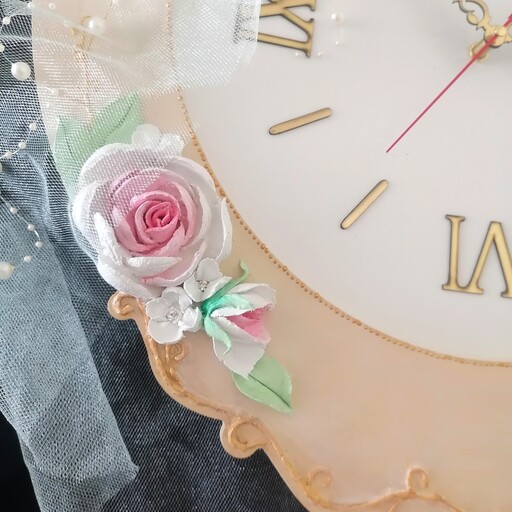 ساعت دیواری طرح ماه سیما با گل های استاکو روسی زمینه سفید اعداد رومی موتور ساعت آرامگرد 