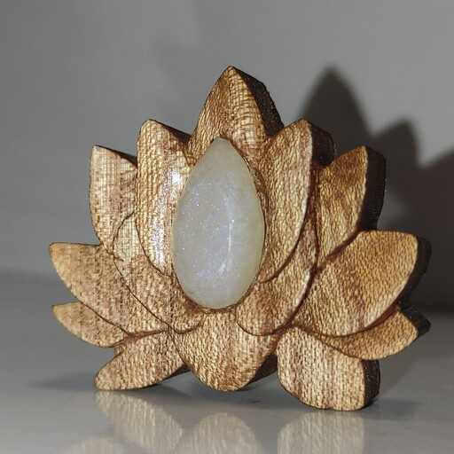 گردنبند چوبی دستساز طرح نیلوفر آبی همراه با نگین از جنس رزین جواهراتی ساخته شده از چوب چنار
