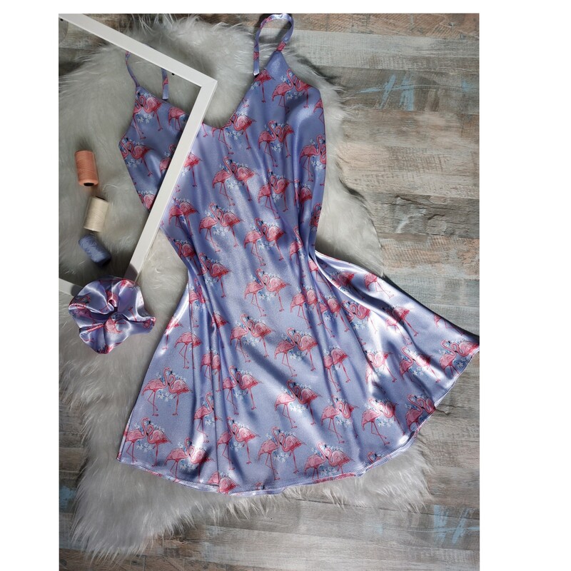 لباس خواب پیراهن ساتن طرح فلامینگو همراه با اسکرانچی از سایز s تا xxxl