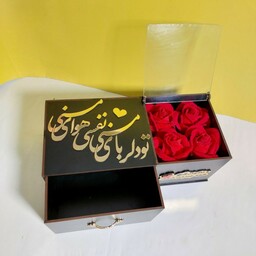 باکس هدیه  بهمراه 4 شاخه گل رز، دارای کشو جهت قرار دادن هدیه، درب کریستال شفاف 