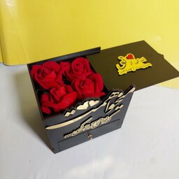 باکس هدیه به همراه 6 شاخه گل رز قرمز، دارای کشو جهت قرار دادن هدیه