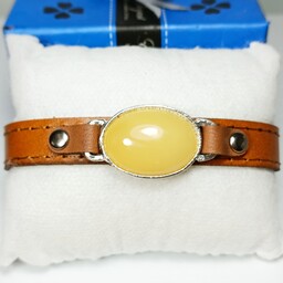 دستبند چرم طبیعی با نگین عقیق (زرد) طبیعی 