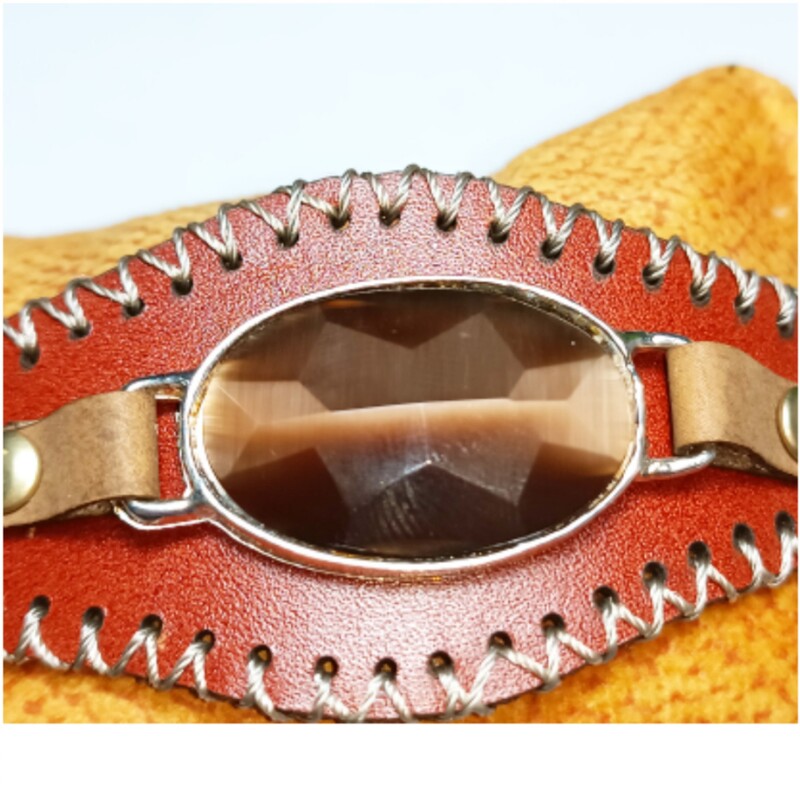 دستبند چرم طبیعی دست دوز با نگین چشم گربه تراش الماس (قهوه)