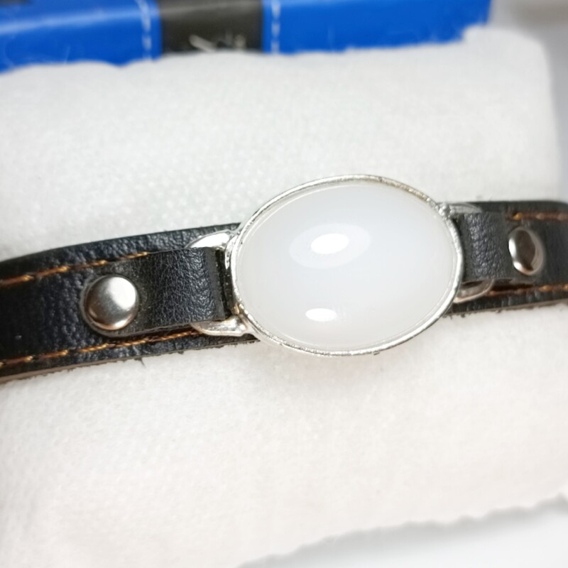 دستبند چرم طبیعی با نگین عقیق (سفید) طبیعی 