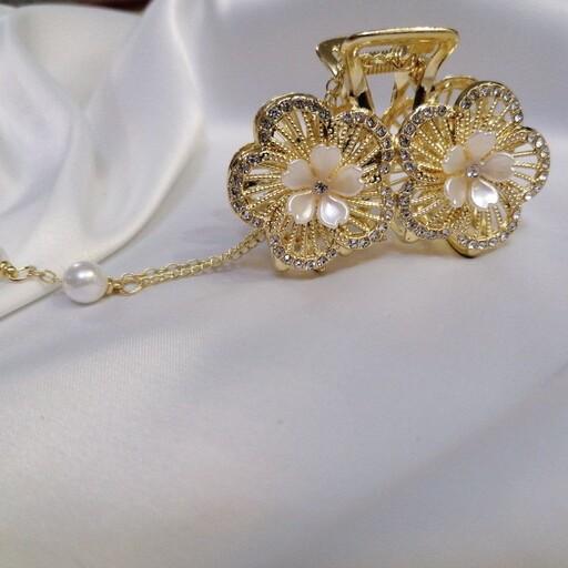 کلیپس فلزی طلایی آویزدار تزئین شده با گل های رز سفید 