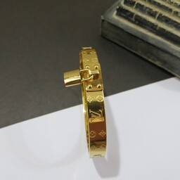 دستبند تک پوش ظریف و زیبا  استیل درجه یک روکش طلا طرح برند لویی ویتون با پلاک قفل 