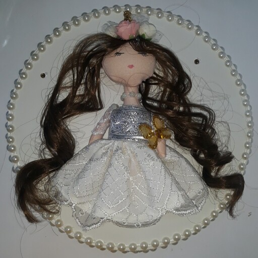 قاب عکس عروسک تیلدا (تیلدا قاب عکسی) لباس عروس ،مو بلند ، با قاب گرد مرواریدی دست ساز