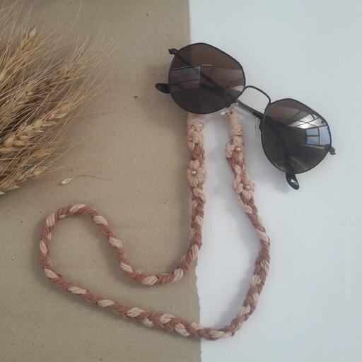 بند عینک مکرومه مروارید دوزی شده دستساز با دو رنگ نخ مکرومه کرمی و نسکافه ای