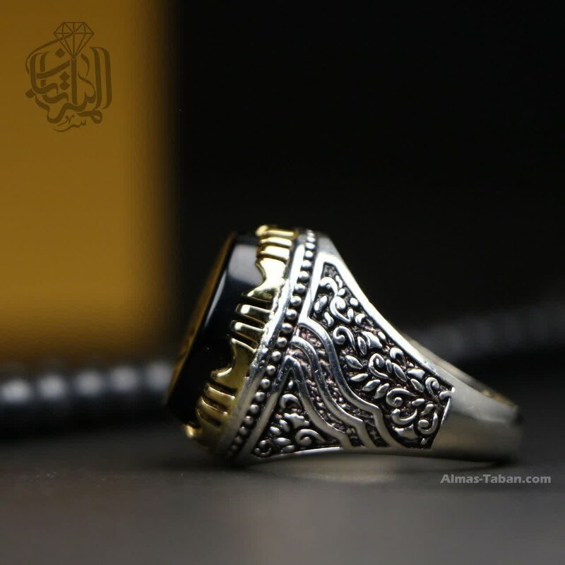 انگشتر نقره مردانه با سنگ عقیق مشکی منقش به ذکر شریف یا علی 
