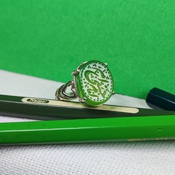 انگشتر نقره عقیق سبز زنانه با حکاکی ذکر امام حسنی ام