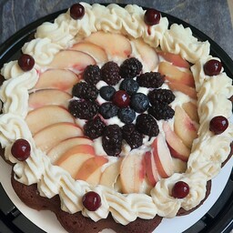 کیک میوه ای همراه با اسلایس های میوه و کرم مخصوص ، مناسب پذیرایی عصرانه  (هزینه ارسال پس کرایه)