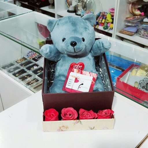 باکس کادویی عروسک خرس مخمل طوسی و گل و کارت پستال