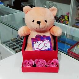 باکس کادویی  عروسک خرس مخمل گل بهی و گل و کارت پستال
