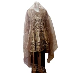 لباس هندی مجلسی سه تیکه شامل پیراهن، شلوار و شال حریر شیشه ای بلند، کالباسی رنگ
