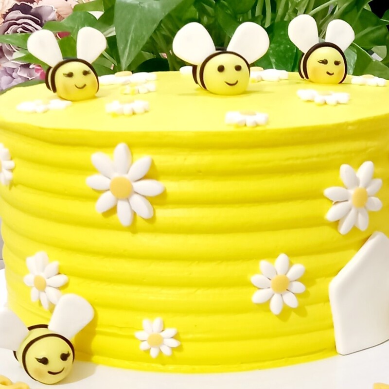 کیک تولد خونگی زنبوری با دکور فوندانتی به وزن 2500 ارسال به محمدیه رایگان و اطراف بصورت پس کرایه اسنپ و ارسال به مهرگان 