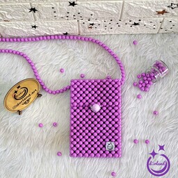 کیف گوشی مرواریدی رنگ بنفش کمرنگ، دارای بند بلند، بافته شده با مهره پلاستیکی رنگی