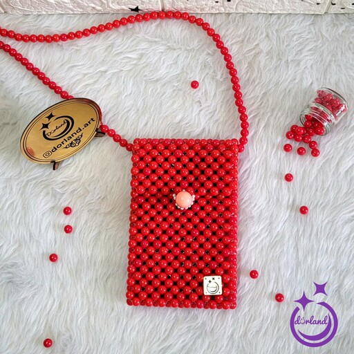 کیف گوشی مرواریدی رنگ قرمز،  بافته شده با مهره رنگی، دارای بند بلند