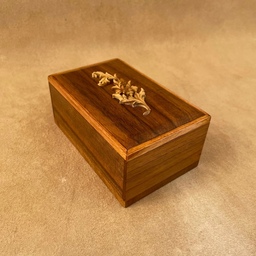 جعبه جواهر یا کارت بازی چوبی ریزمنبت شده دستساز مهرآسا طرح شاخه گل انار (طرح ختایی)