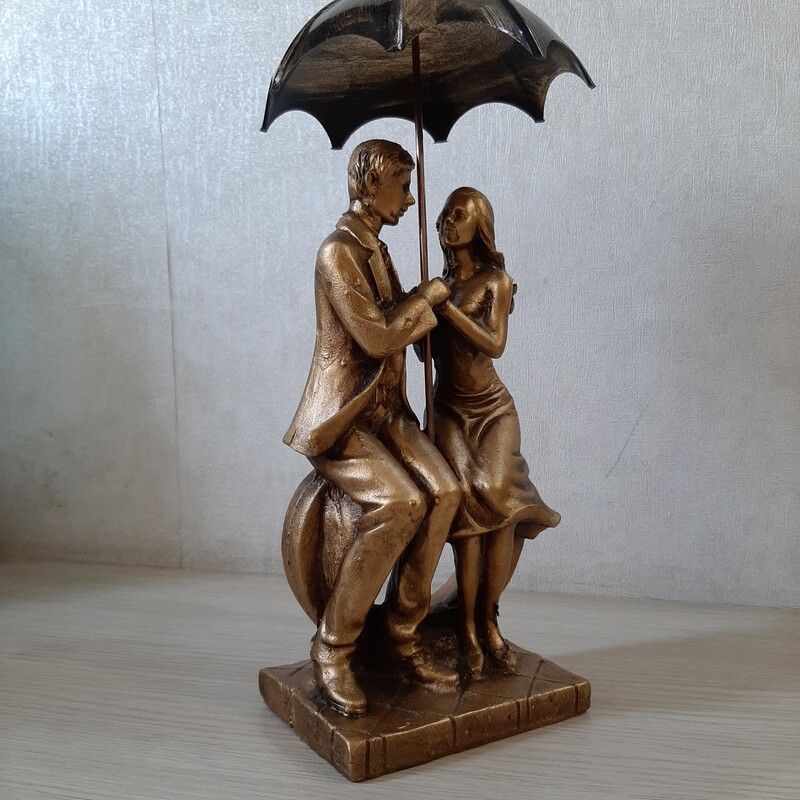 دکوری مجسمه عشق زن و مرد طلایی رنگ پلی استری