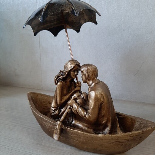 مجسمه دکوری عشق زن و مرد  در قایق طلایی پلی استری