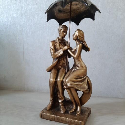 دکوری مجسمه عشق زن و مرد طلایی رنگ پلی استری