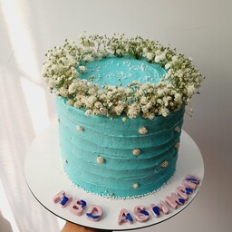 کیک خامه ای تولد با تزیین گل طبیعی 