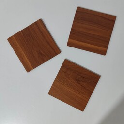 زیر لیوانی مربع طرح چوب رنگ قهوه ای روشن (فندوقی) بسته3عددی سایز9.5cm