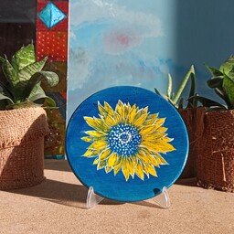گل آفتابگردان زمینه آبی نقاشی روی سفال رنگ اکرلیک قطر15سانت قابل شستشوباآب سردوابر جلا خورده وبراق