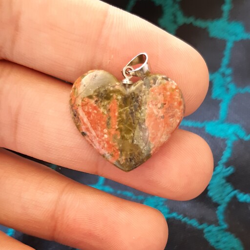 آویز سنگ اوناکیت کاملا طبیعی و معدنی قلب تراش خاص و زیبا