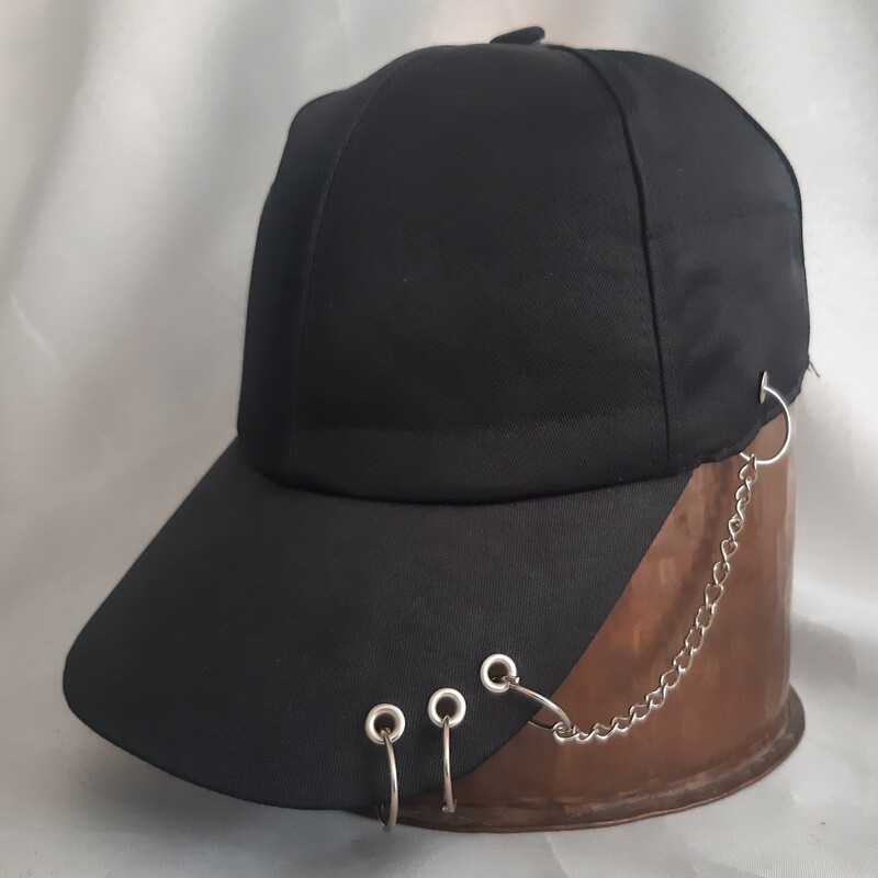 کلاه اسپرت مشکی زنجیر دار( پرسینگ)