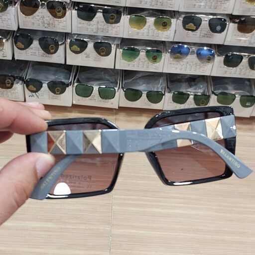 عینک آفتابی زنانه والنتینو پلاریزه رنگ مشکی دسته طوسی ارسال رایگان 