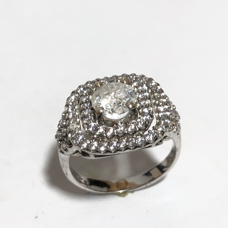 انگشتر نقره زنانه روکش طلاسفید طرح جواهری سنگ موزونایت شناسنامه دار کد012نقره ج