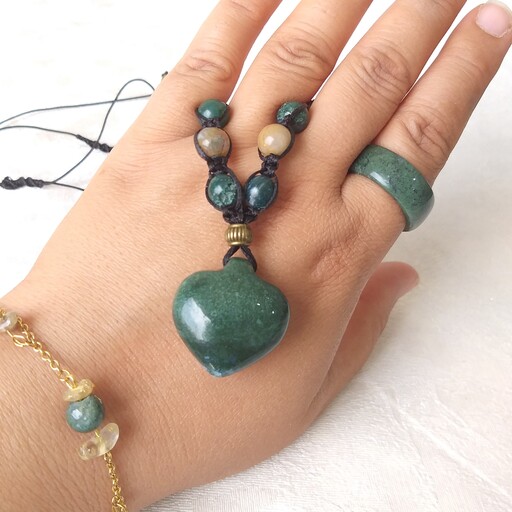 رومانتویی ، انگشتر تمام سنگ عقیق و یک عدد اشانتیون دستبند از سنگ عقیق سبز خزه ای 