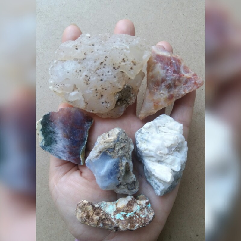 پک سنگهای عقیق اصل با خواص بسیار  شامل عقیق آبدار  و قندیلی  و یک تکه عقیی آبی  و سنگ راف فیروزه معدنی و اصل