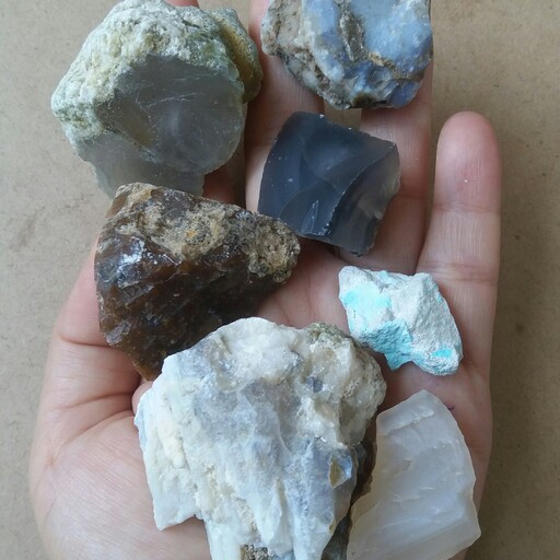 پک سنگ های عقیق اصل سیاه و آبدار و عقیق قندیلی و آبی  و عقیق روغنی  و خزه ای و یک تکه سنگ راف فیروزه معدنی و اصل 