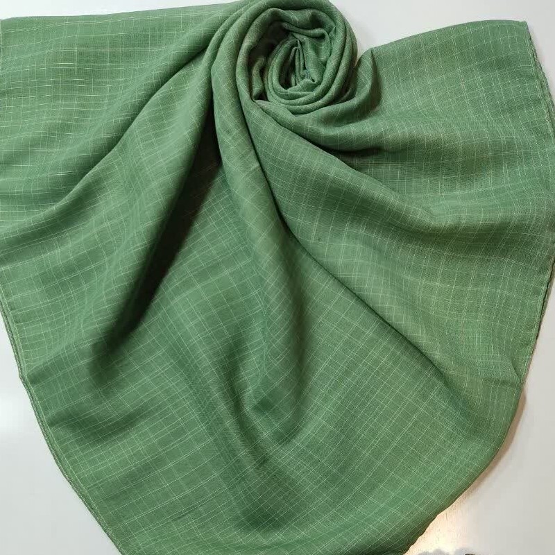 روسری قواره 130  دور  دوخت  در رنگهای متنوع  بسیار شیک  جنس لینن میباشد.