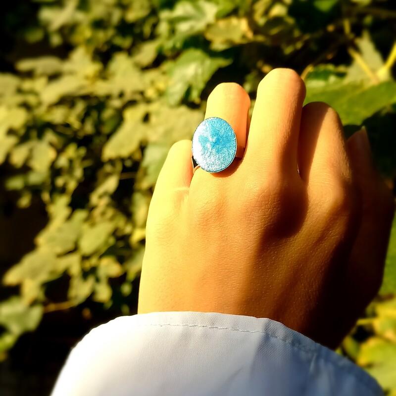 انگشتر دخترانه رزینی کارشده با رنگ آبی اقیانوسی صدفی 