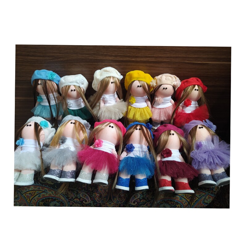عروسک روسی طرح دخترانه کلاه پفی ، طول بیست سانتی ، در رنگ های مختلف 