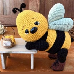 عروسک زنبورک زیبا. ی زنبور  ناز و با مزه با ظرف عسل