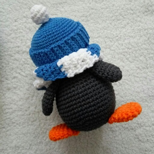 عروسک بافتنی طرح پنگوئن برفی رنگ آبی دست باف سفیرباف