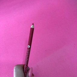 مداد چشم و مداد لب قرمز