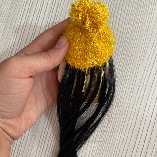 عروسک اویز  دختر کلاه بافت زرد با موی بلند 